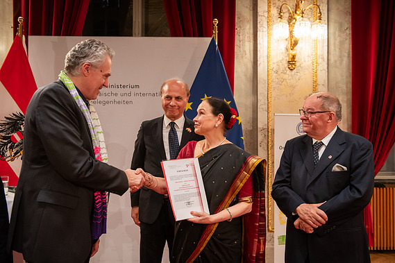 Sektionschef Botschafter Thun-Hohenstein bei der Preis Übergabe an Präsidentin Radha Anjali, Vizepräsident Heinz Nissel und Kassier Jalil Saber Zaimian