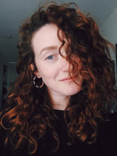Solenne Jakovsky Photographe souriante cheveux roux frisés