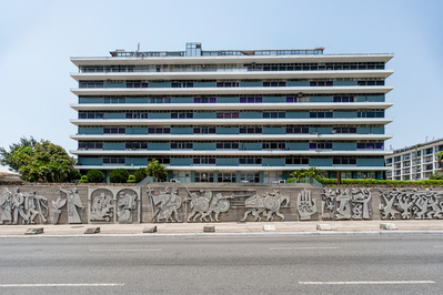 Instituto Guatemalteco de Seguridad Social (IGSS).El edificio, diseñado por el arquitecto Juan R. Díaz en 1955, La fachada del IGSS alberga el mural Nacionalidad Guatemalteca, obra del artista Roberto González Goyri