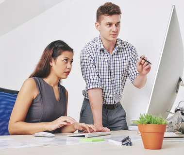 Responsable expliquant à son employé les besoins du client