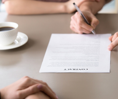 Le moment de la signature du contrat avec les clients