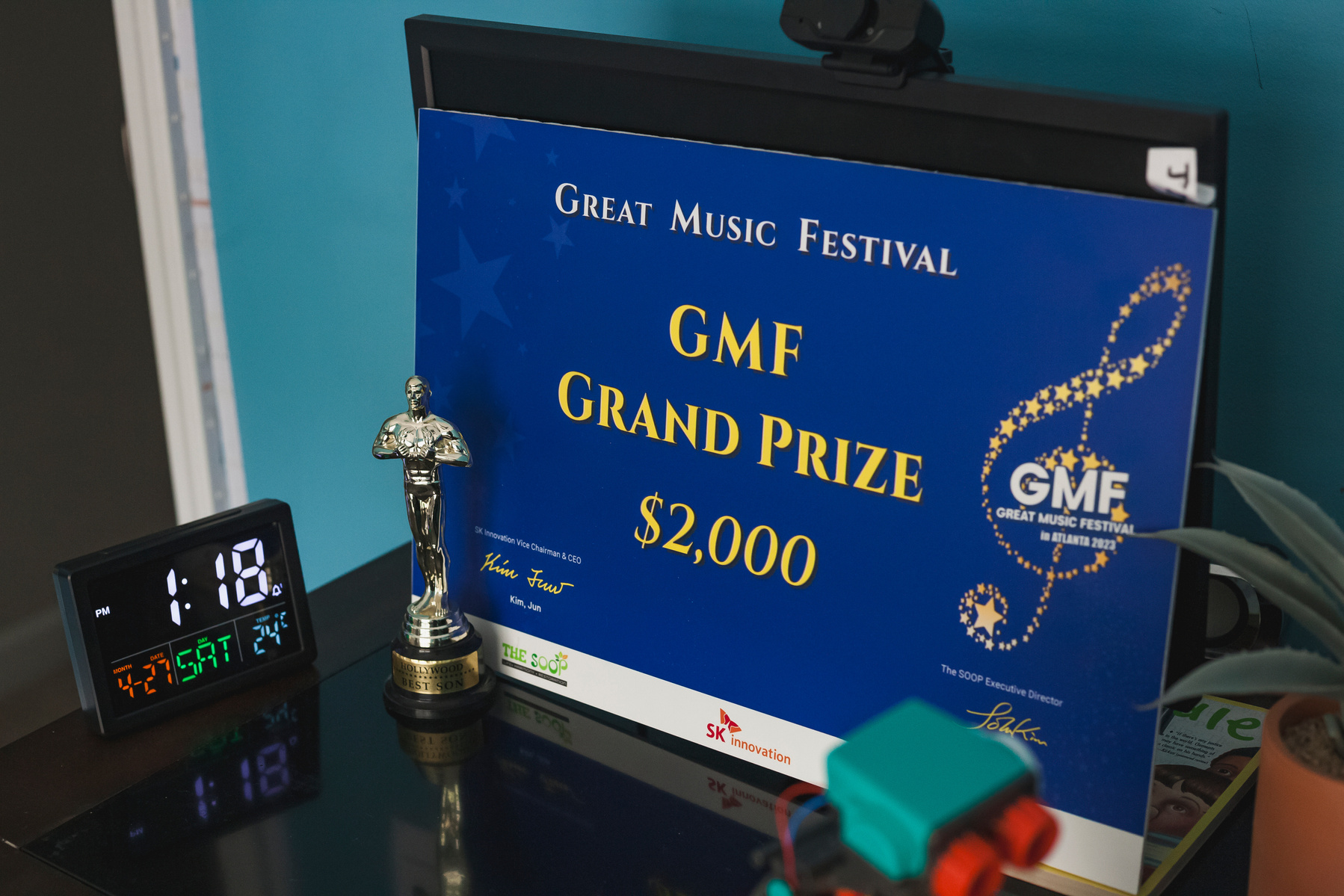 A blue sign reads "Great Music Festival Grand Prize $2000"