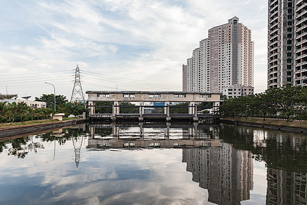 On assignent for ETH Zürich. Flood barriers on the Ciliwung river in Jakarta built to prevent sea water from entering and flooding the city.