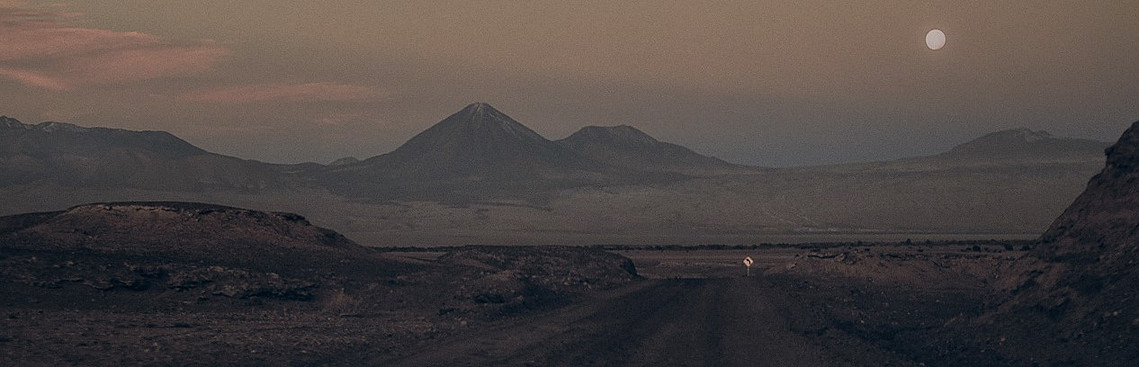 Pustynia Atakama w Chile zapiera dech. Jedną z dolin nazwano księżycową, Valle de la Luna... Dolina Księżycowa. Słusznie....