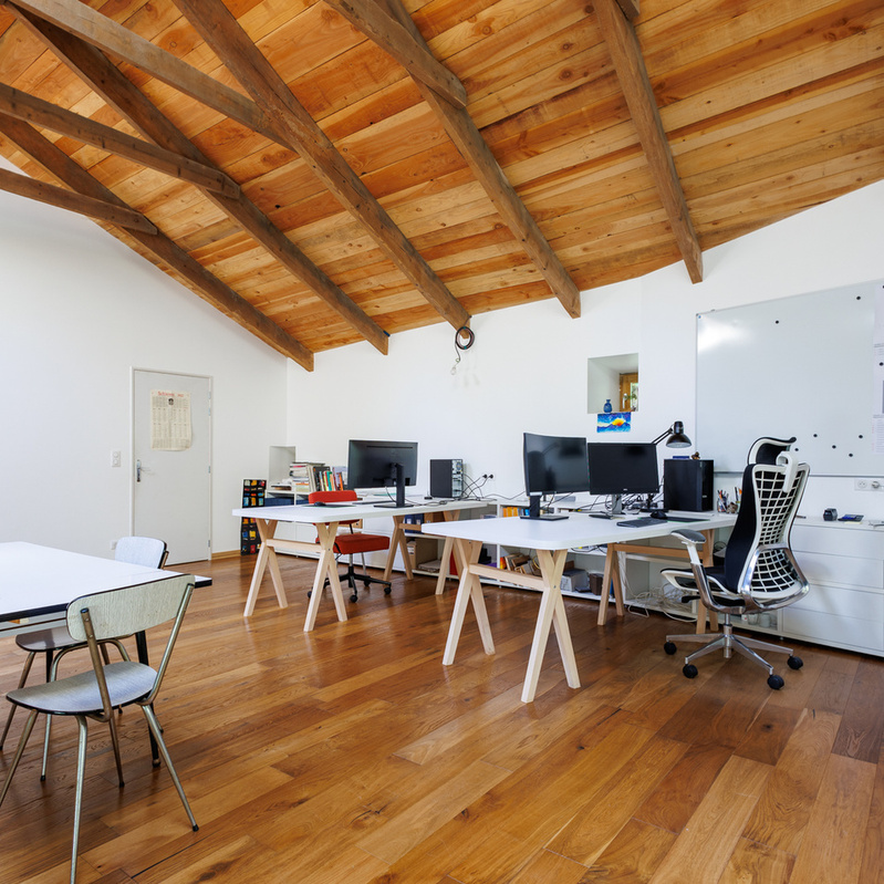 alt="Atelier Architecte Ardèche. Transformation d'une grange en bureau aménagement intérieur". 