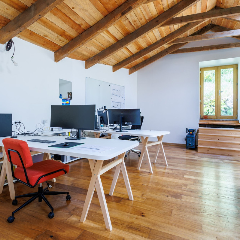 alt="Atelier Architecte Ardèche. Transformation d'une grange en bureau aménagement intérieur". 