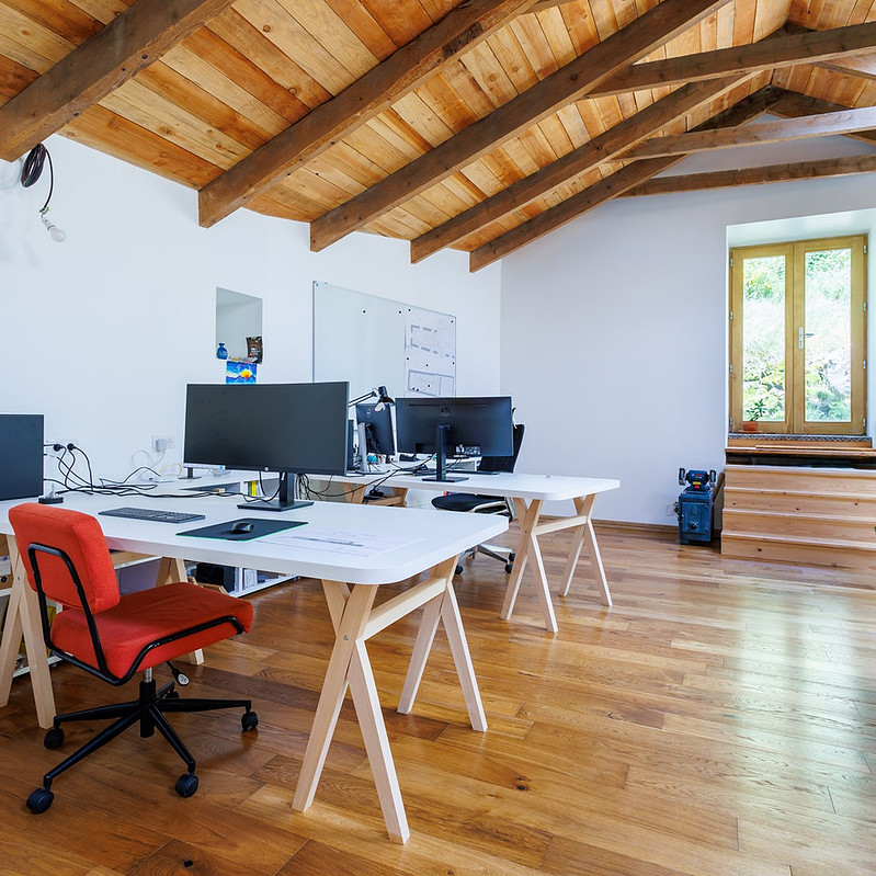 alt="Atelier Architecte Ardèche. Transformation d'une grange en bureau aménagement intérieur". 