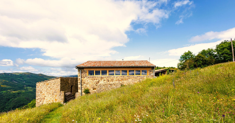 Projet de transformation d'une grange en maison. Vue sur les montagnes