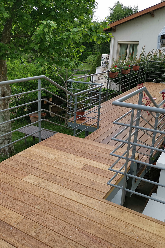 alt=Terrasse en bois avec structure an acier.  Détail marche bois et acier