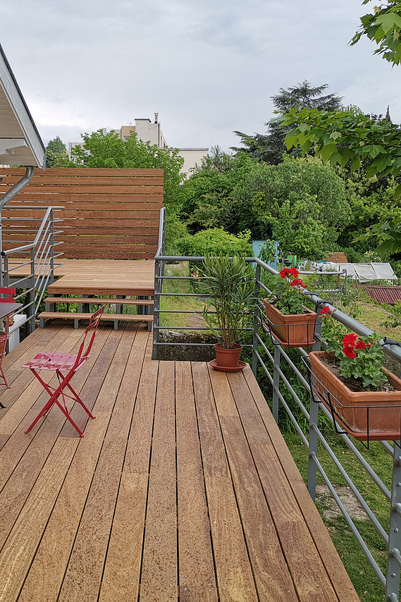 alt=Terrasse en bois avec structure an acier.  Détail marche bois et acier