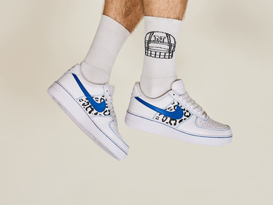 Sko med nike logo og strøm popper frem fra toppen af skærmen