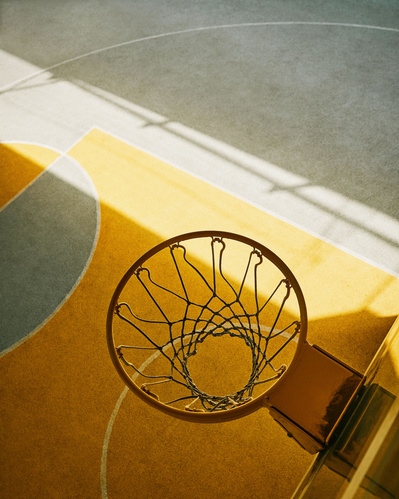 Basketball kurv med gul og grå bane.
