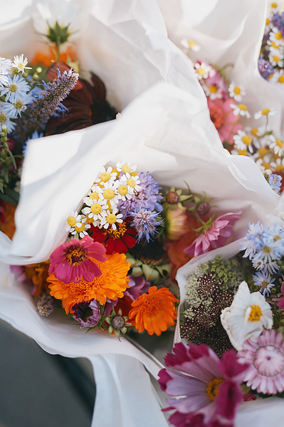 Farverige blomster bundet ind og klar til levering