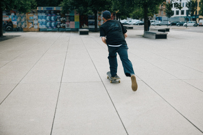 Skater i bevægelse på sit skateboard på en plads
