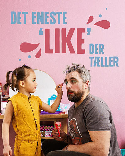 Pige sminker mand mens han spiser sun lolly og ser nervøs ud