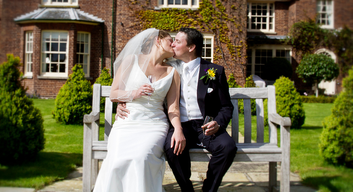 alexandragunnoe, seattle, photographer, photography, bellevue, kirkland, beauty, fashion, reviews, complaints, wedding, bride, groom, kiss, washington