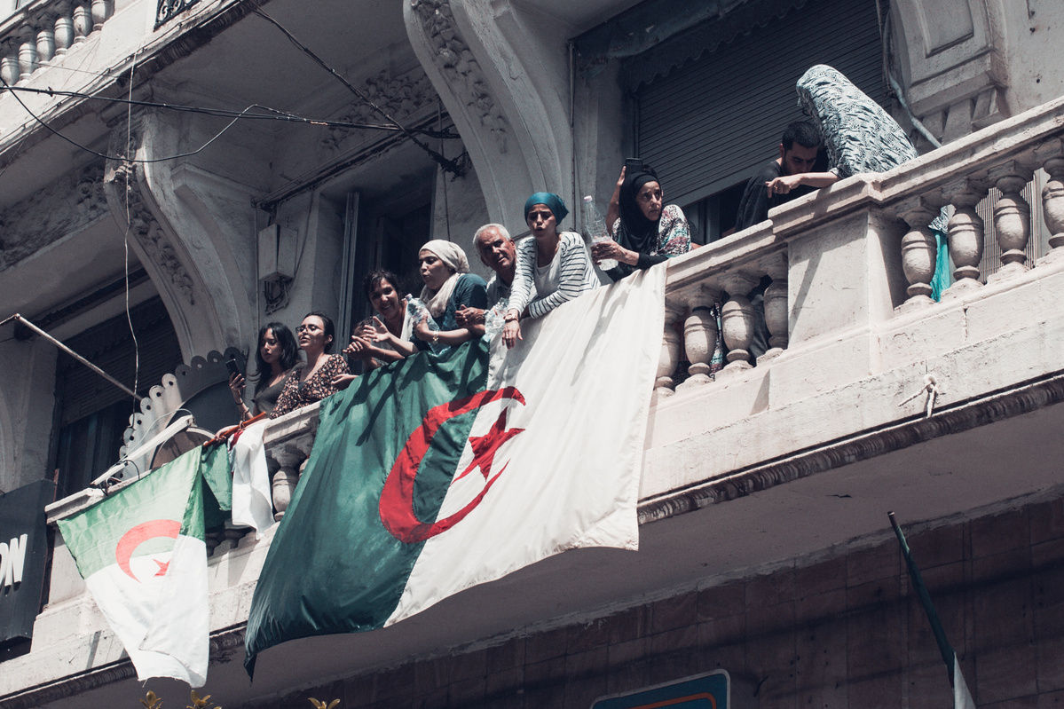 Il fait très chaud ce dimanche 5 juillet. Dans les rues d'Alger, des milliers de personnes descendent dans les rues à l'occasion de la fête nationale d'indépendance.