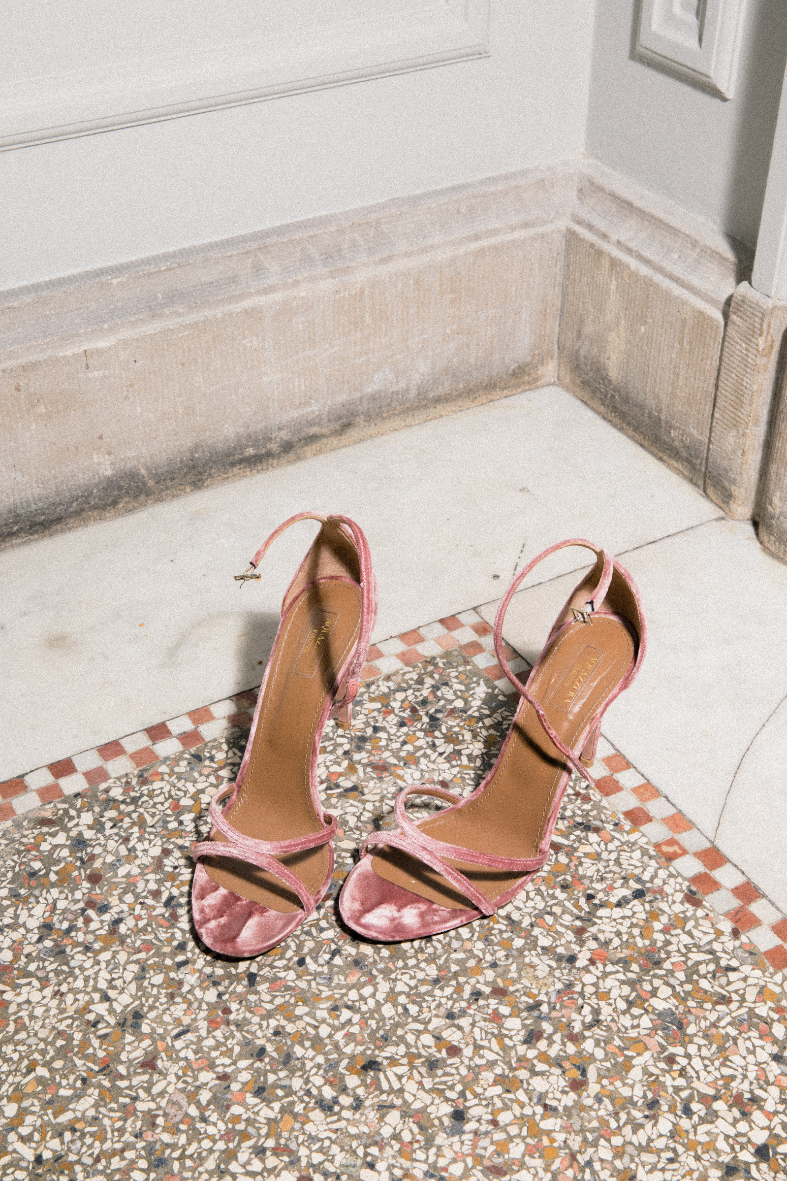 Maria Fekih´s 2018 bridal collection is inspired by past decades to add a couture elegance from the 40s and the playfulness of the 70s to the collection using fine French laces with bees and gold dots. Shot at Hotel Nobis CPH