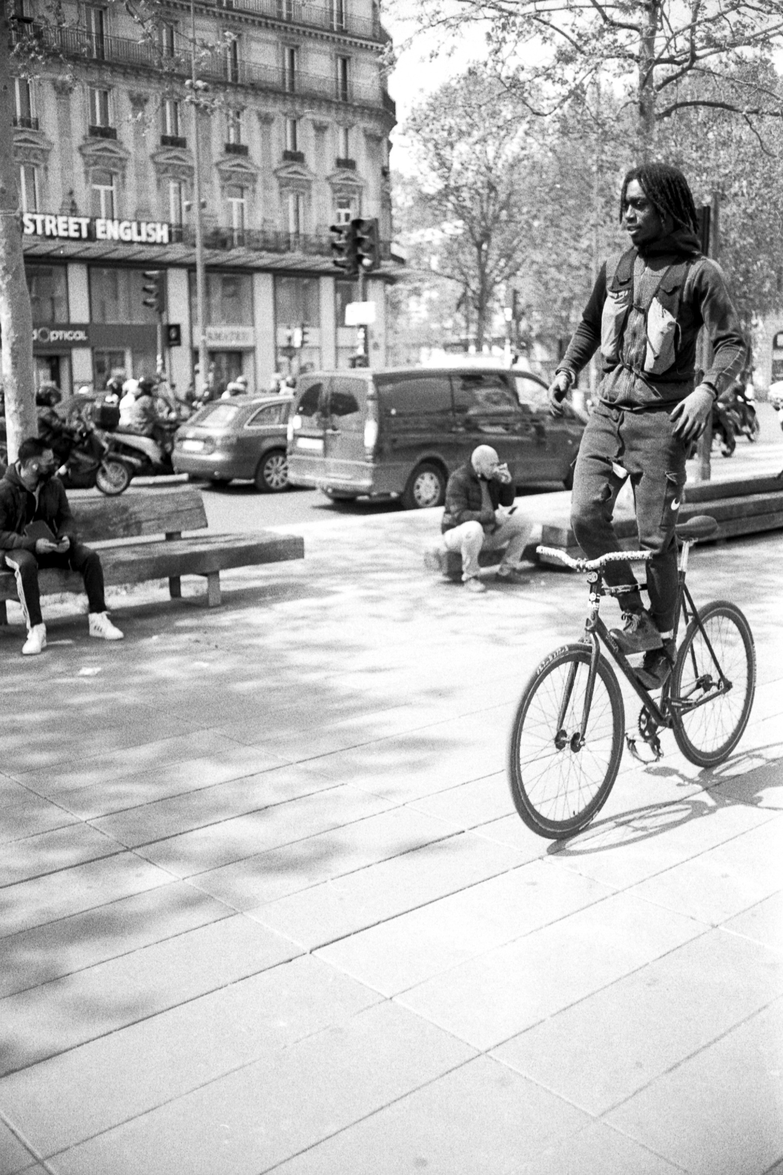A guy called @le_19_ on instagram is surfing the street with fixed gear in Paris