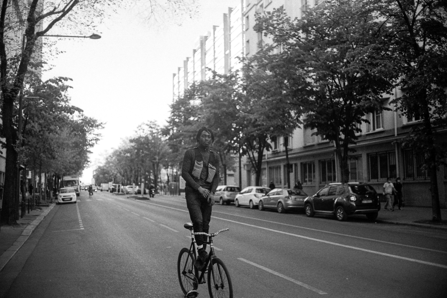 A guy called @le_19_ on instagram is surfing the street with fixed gear in Paris