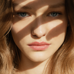 Charlotte hiding the sun from her eyes for a photography by Adam Amouri.
Commercial beauty work 