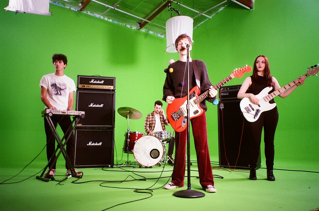 Ade Music video Ambivert. Behind the scenes from Oliver Levine animation. Band playing green screen