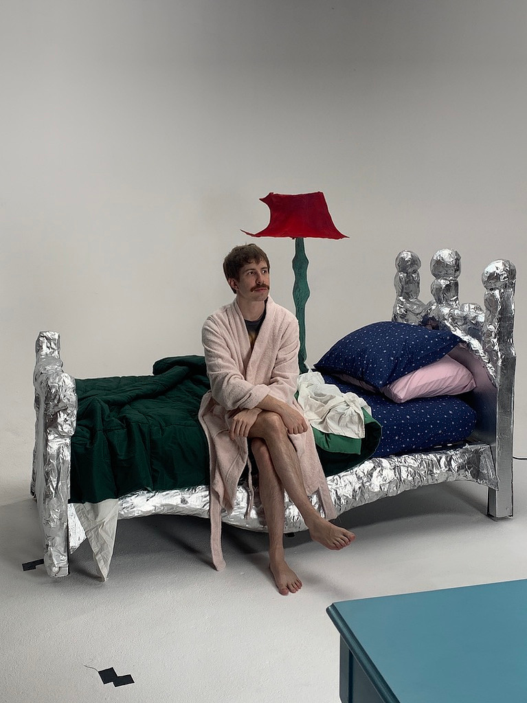 Ade Music video Ambivert. Behind the scenes from Oliver Levine animation
