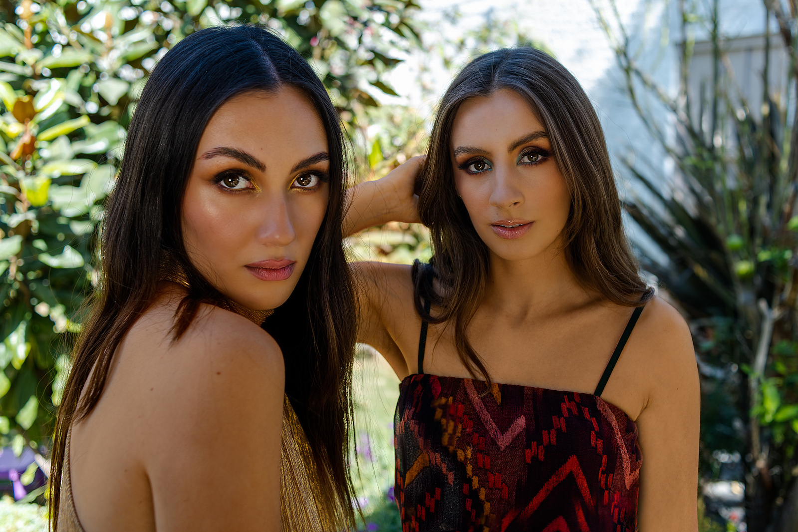 modelos en retrato editorial exterior con moda de fiesta y maquillaje profesional, en el jardín, puebla, méxico