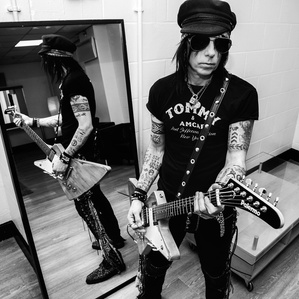 Alice cooper and hollywood vampires Tommy Henriksen photo shoot