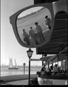 Shoot street photography and capturing this triple subject photo in black and white. 