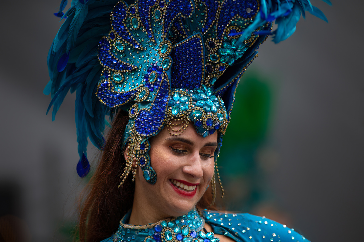 Samba Dancer performing with Unidos de Aotearoa in Cuba Street in Wellington New Zealand during the 2024 Cuba Street carnival. shot by Nigel Sloley Photography. Canon 1DX mkii 200mm f1.8