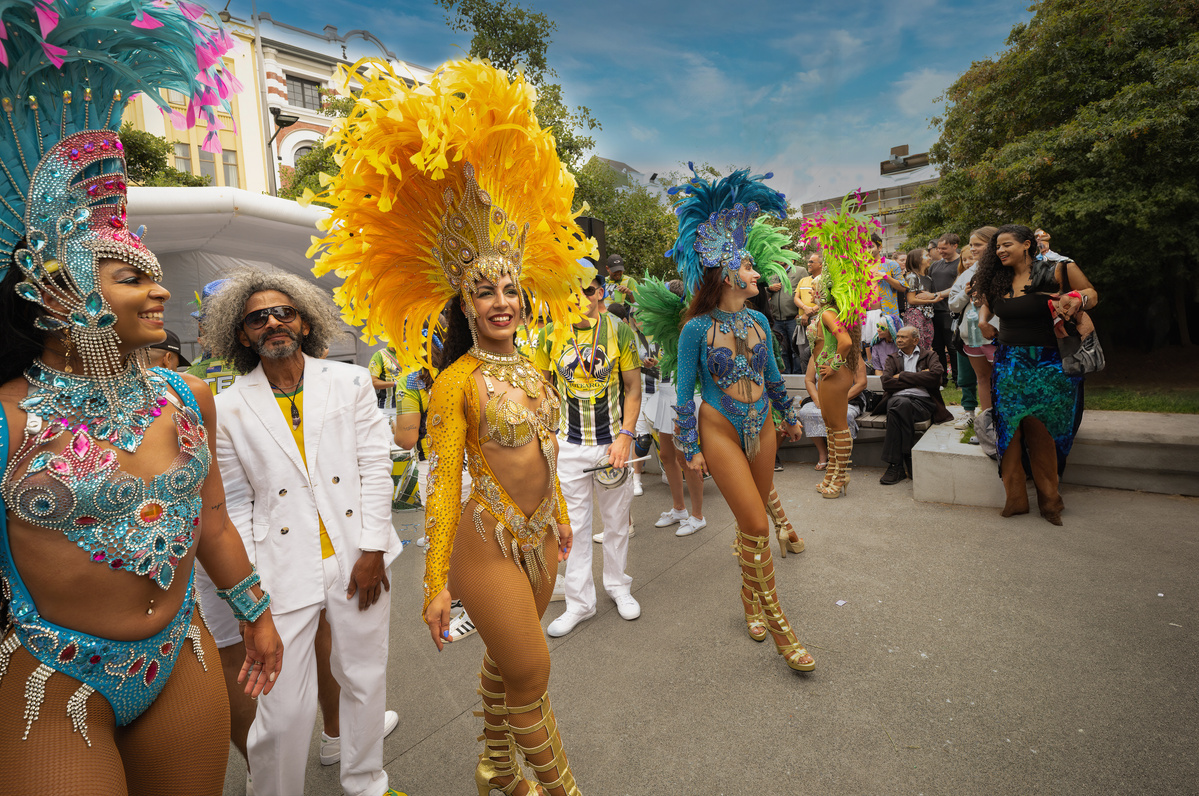 Samba Dancer with Unidos de Aotearoa in Cuba Street in Wellington New Zealand during the 2024 Cuba Street carnival. shot by Nigel Sloley Photography. Fuji GFX100s GF 20-35mm