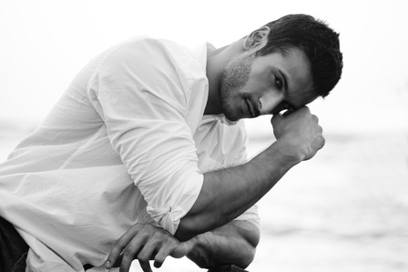 b&w portrait of leading fashion model angel singh sitting on beach posing against a rock photography with talented ace fashion photographer ashish gurbani based in mumbai india
