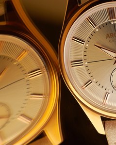 macro shot of golden luxury watch photographed by leading advertising photographer based in mumbai india