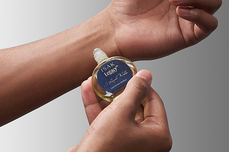 close up photography of hand apply perfume ittar by indian branding photographer