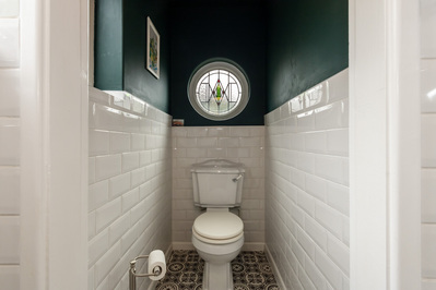 small-bathroom-stained-glass-photography