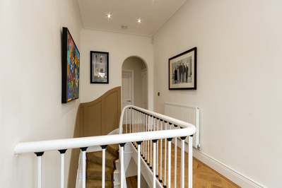 neautral-staircase-landing-photo