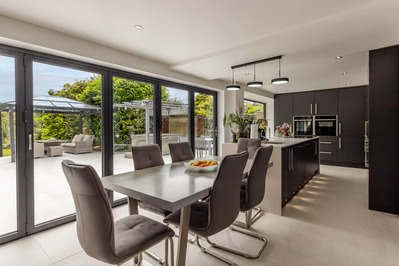 interior-black-white-kitchen-photo