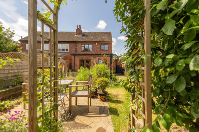 english-garden-trellis-photo-