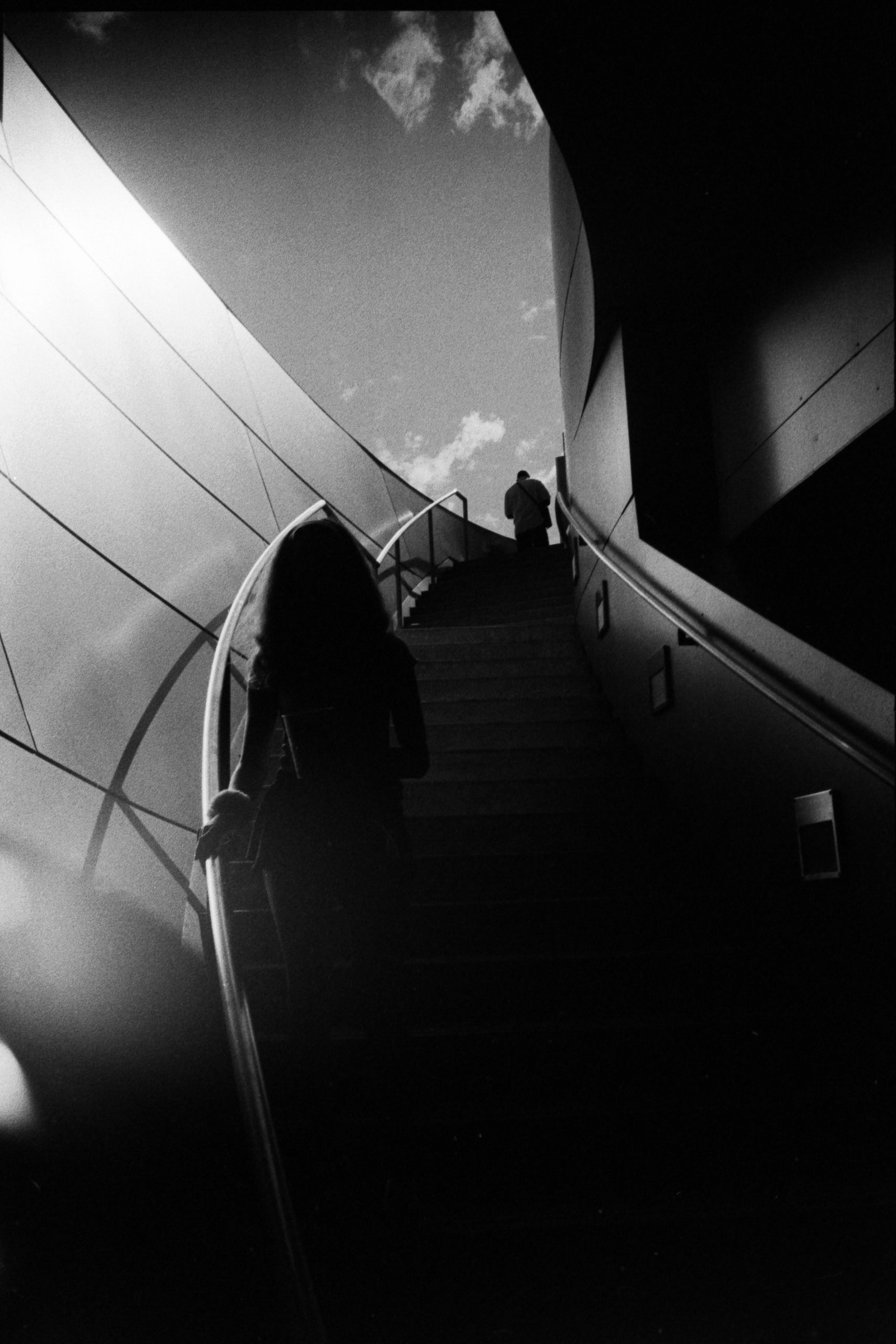 Street photography of the Disney Concert Hall in Los Angeles shot on 35mm film in black in white on a Leica with Kodak Tri-X by Chris Noellert
 