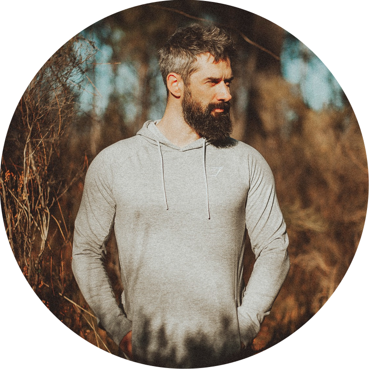 Portrait du photographe Yohan Terraza dans la forêt