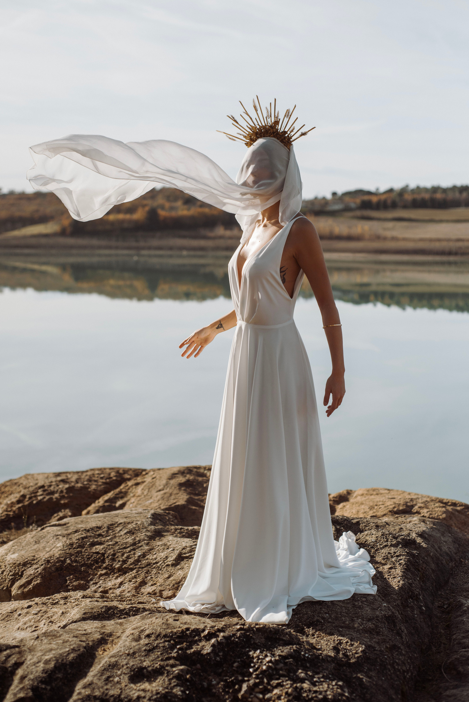 Portrait artistique, extrait de la série "  la déesse de l'air ". Projet artistique mené par Emeline Tardy Photographie . Photographe Toulouse, Haute Garonne, Ariège.

Modèle : Cassandre Lieng
Robe : So in love
Bijoux : Mulot b