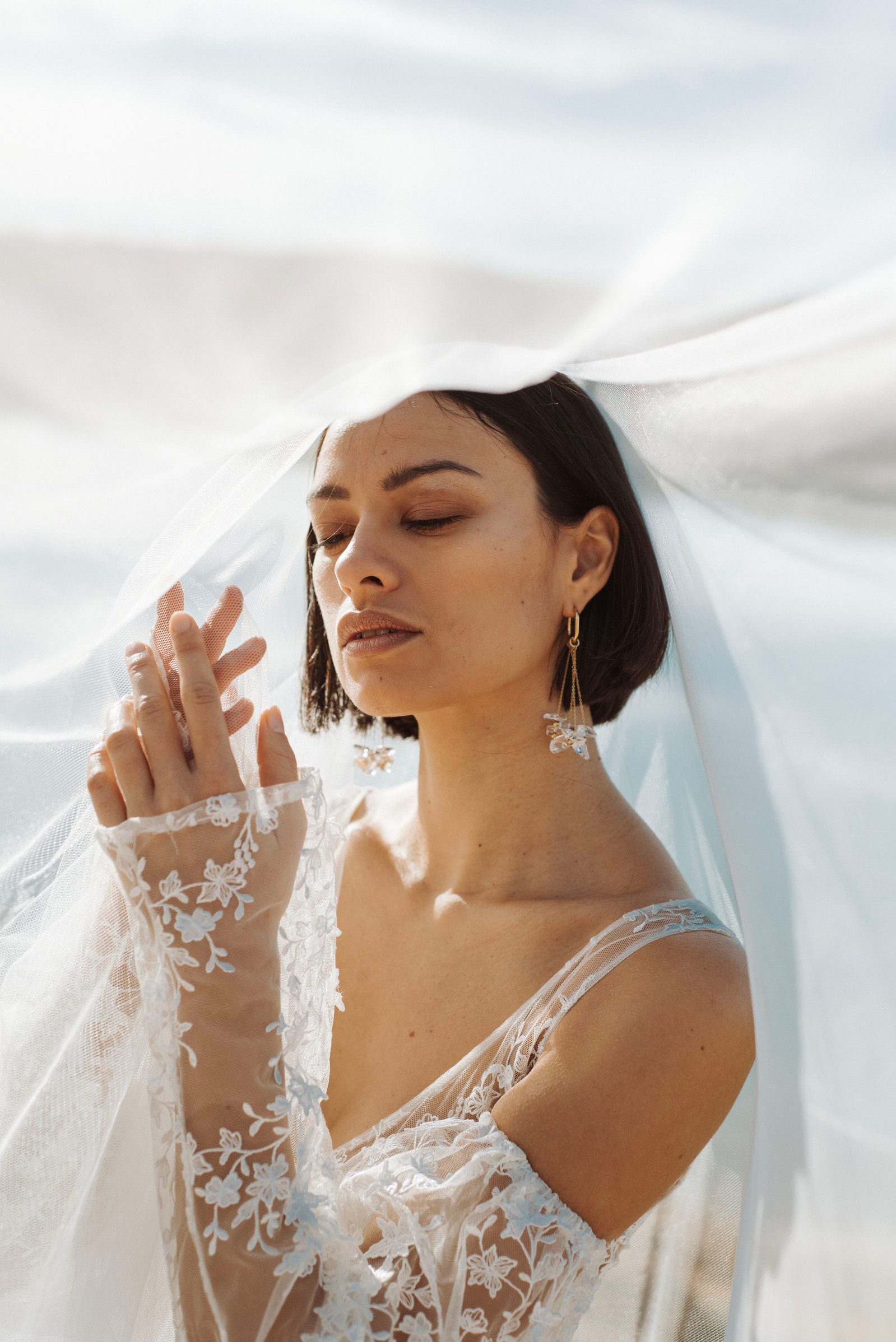 Portrait artistique, extrait de la série "  la déesse de l'air ". Projet artistique mené par Emeline Tardy Photographie . Photographe Toulouse, Haute Garonne, Ariège.

Modèle : Cassandre Lieng
Robe : So in love
Bijoux : Mulot b
