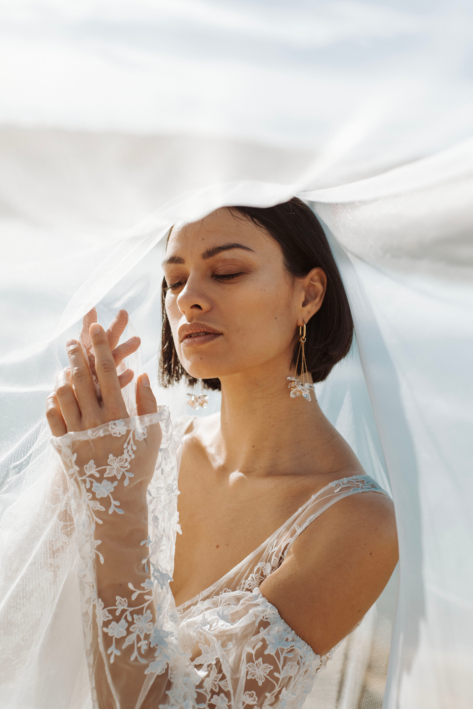 Portrait artistique, extrait de la série "  la déesse de l'air ". Projet artistique mené par Emeline Tardy Photographie . Photographe Toulouse, Haute Garonne, Ariège.

Modèle : Cassandre Lieng
Robe : So in love
Bijoux : Mulot b