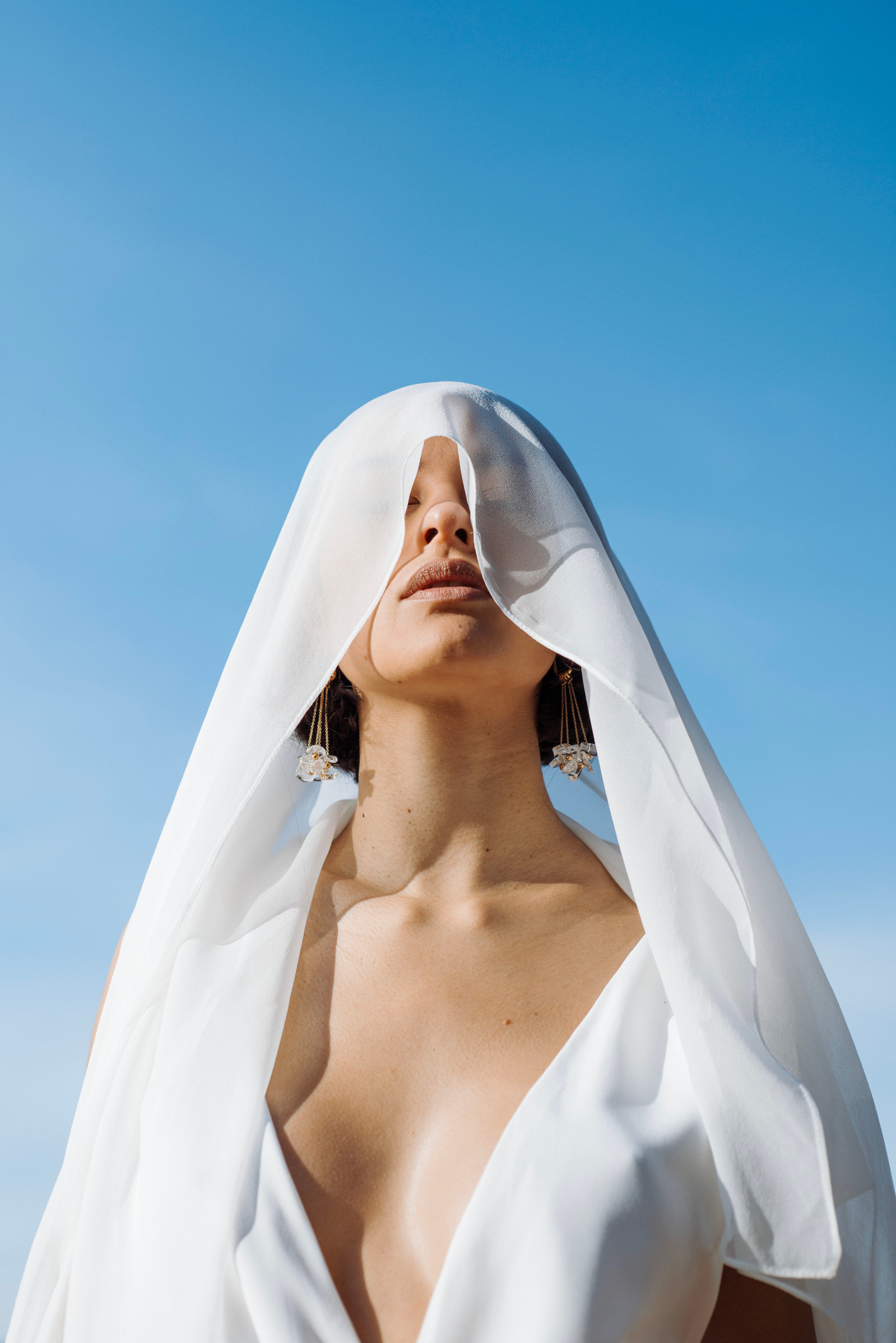 Portrait artistique, extrait de la série "  la déesse de l'air ". Projet artistique mené par Emeline Tardy Photographie . Photographe Toulouse, Haute Garonne, Ariège.

Modèle : Cassandre Lieng
Robe : So in love
Bijoux : Mulot b