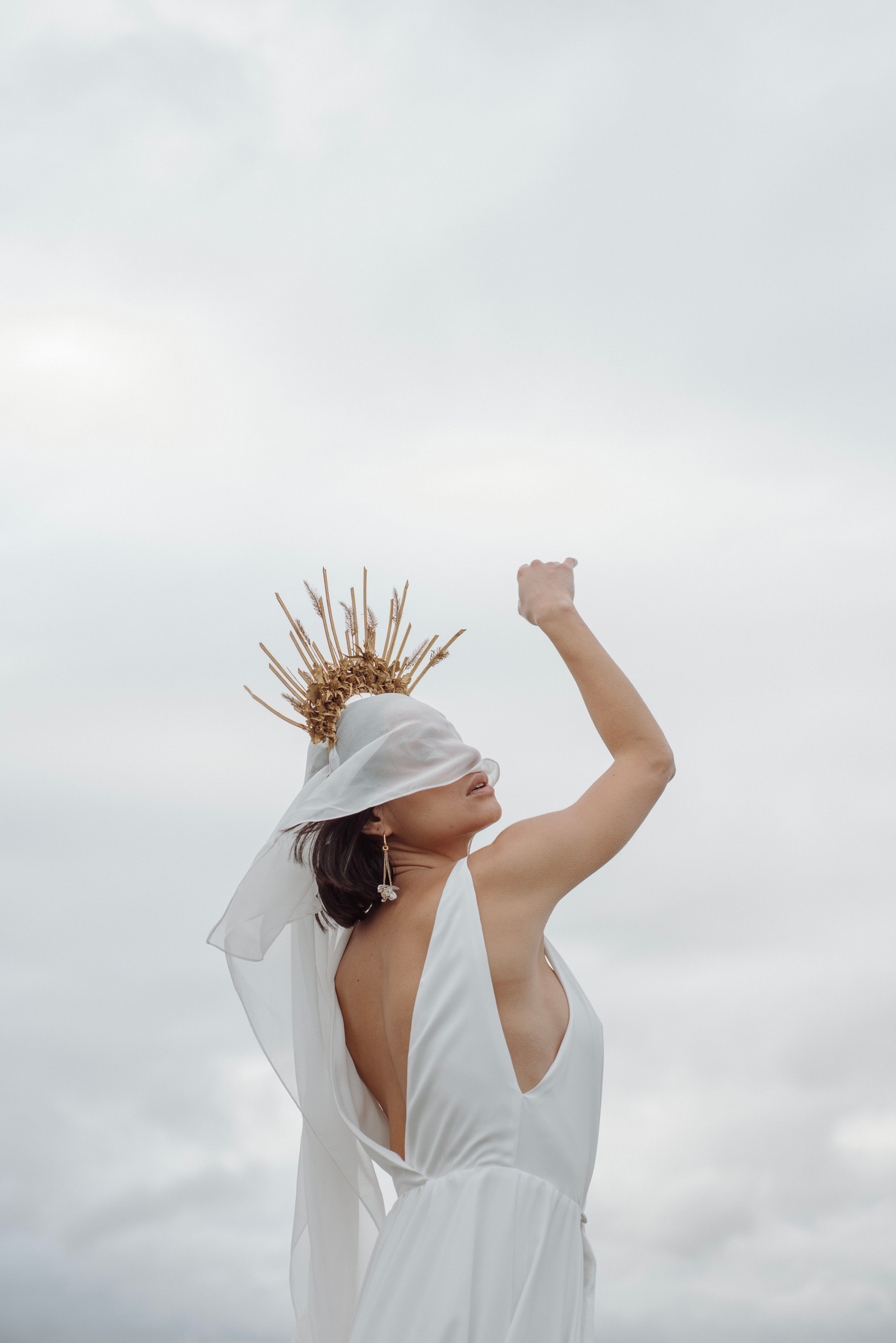 Portrait artistique, extrait de la série "  la déesse de l'air ". Projet artistique mené par Emeline Tardy Photographie . Photographe Toulouse, Haute Garonne, Ariège.

Modèle : Cassandre Lieng
Robe : So in love
Bijoux : Mulot b