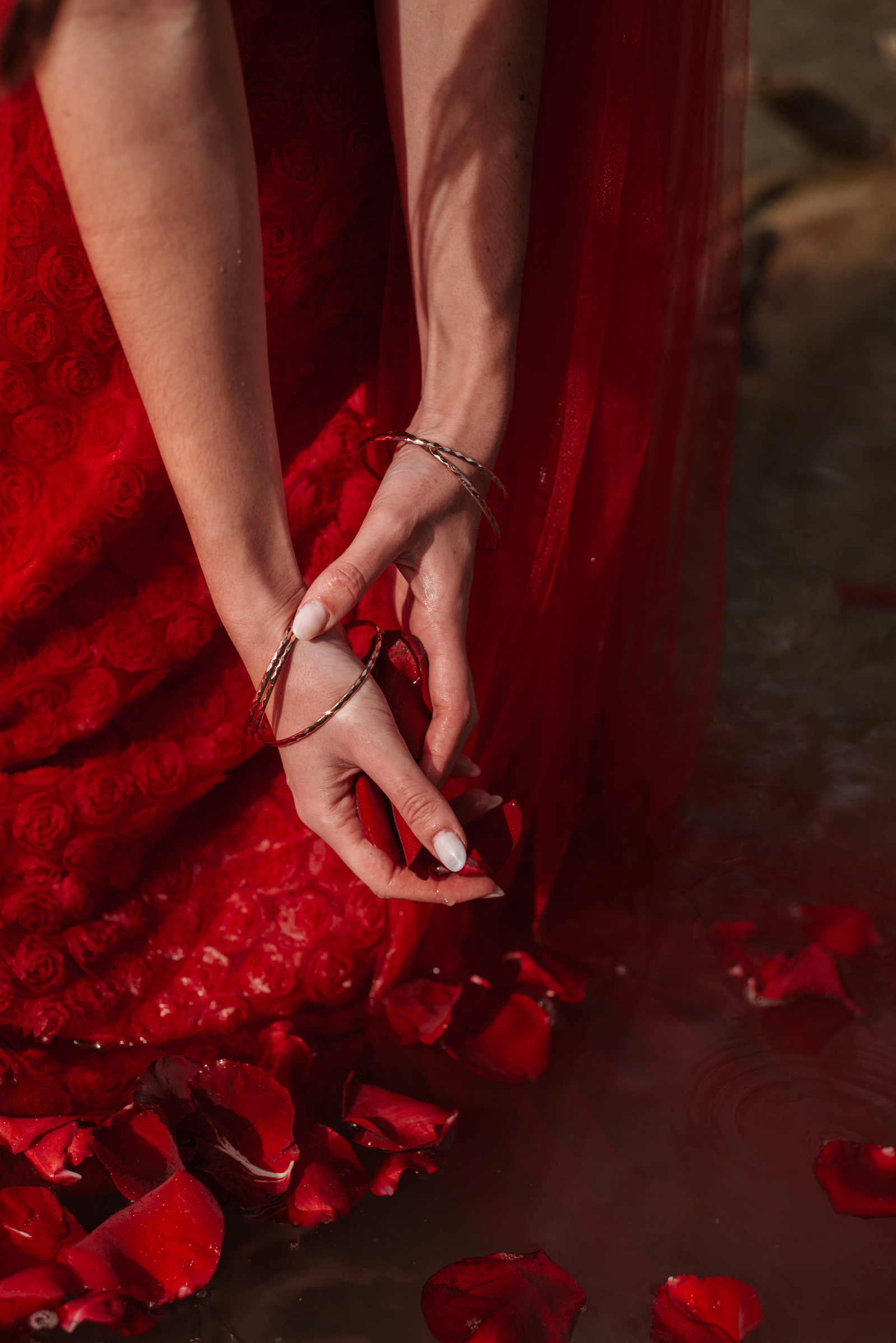 Rouge

Shooting photo inspiration mis en oeuvre par les créatrices Toulousaine 
direction artistique et make up artist : Estelle Rodriguez
Modèle : Maï Weiss
Stylisme : Lanovacréa
Créations florales : Devarosalova
Photographe : Emeline Tardy Photographie
