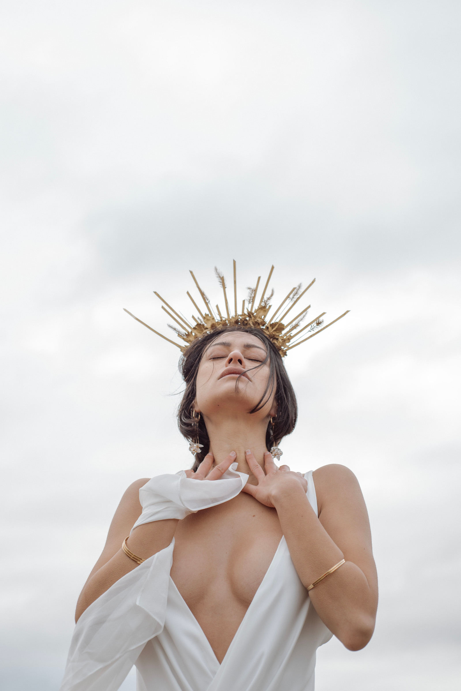 Portrait artistique, extrait de la série "  la déesse de l'air ". Projet artistique mené par Emeline Tardy Photographie . Photographe Toulouse, Haute Garonne, Ariège.

Modèle : Cassandre Lieng
Robe : So in love
Bijoux : Mulot b