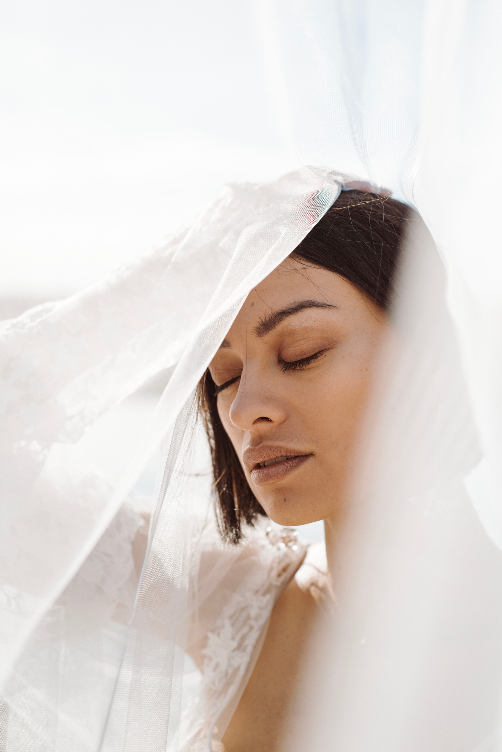 Portrait artistique, extrait de la série "  la déesse de l'air ". Projet artistique mené par Emeline Tardy Photographie . Photographe Toulouse, Haute Garonne, Ariège.

Modèle : Cassandre Lieng
Robe : So in love
Bijoux : Mulot b