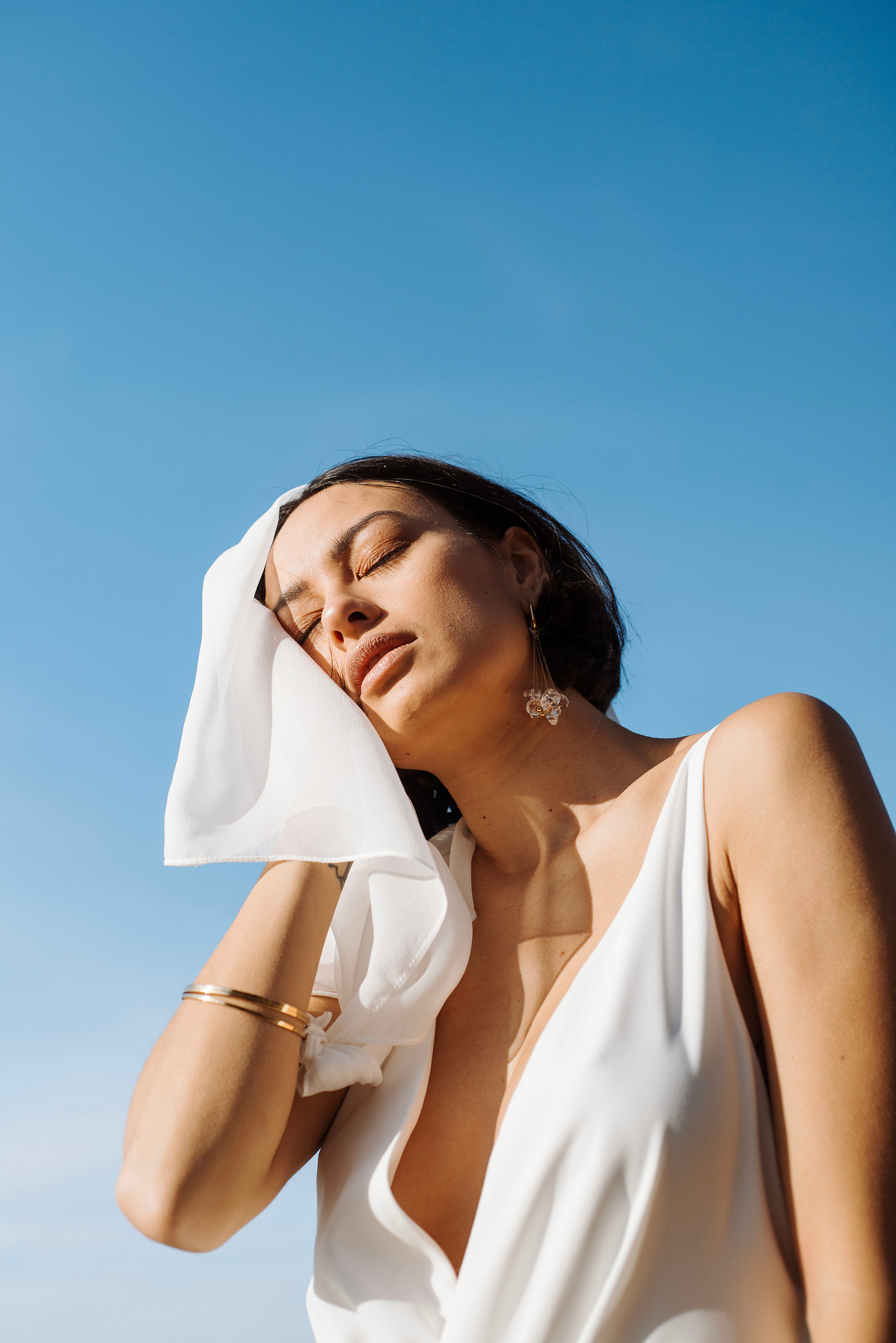 Portrait artistique, extrait de la série "  la déesse de l'air ". Projet artistique mené par Emeline Tardy Photographie . Photographe Toulouse, Haute Garonne, Ariège.

Modèle : Cassandre Lieng
Robe : So in love
Bijoux : Mulot b